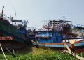 Harga Solar Capai Rp 17 Ribu Per Liter, Nelayan Juwana Pati Mogok Melaut 15 Terlihat kapal-kapal besar masih berlabuh di Pelabuhan Juwana, Kabupaten Pati memutuskan tidak melaut. (Ika Tamara Dewi/Koran Lingkar)