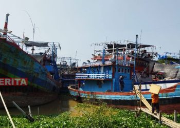 Terlihat kapal-kapal besar masih berlabuh di Pelabuhan Juwana, Kabupaten Pati memutuskan tidak melaut. (Ika Tamara Dewi/Koran Lingkar)