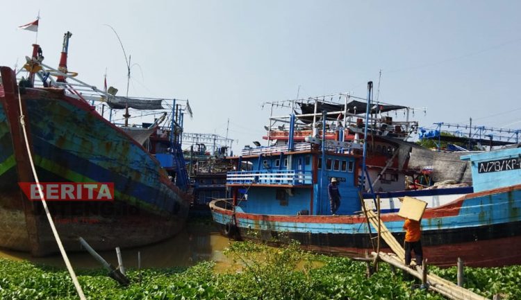 Terlihat kapal-kapal besar masih berlabuh di Pelabuhan Juwana, Kabupaten Pati memutuskan tidak melaut. (Ika Tamara Dewi/Koran Lingkar)