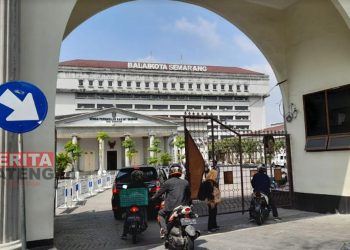 Potret sejumlah ASN Pemkot Semarang menggunakan layanan ojek online, Balai Kota Semarang. (Adimungkas/Koran Lingkar)