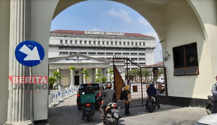 Potret sejumlah ASN Pemkot Semarang menggunakan layanan ojek online, Balai Kota Semarang. (Adimungkas/Koran Lingkar)