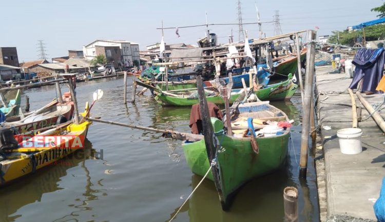 Kondisi perairan di Tambak Lorok, Kota Semarang yang menyebabkan ratusan ikan bandeng milik petani tambak mati. (Adimungkas/Koran Lingkar)