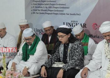 KHUSYUK: Mursyid Maulana Syeh Dicky Rizaldi Aziz Indrawan memimpin doa saat milad Irma Indrasari, istri Komisaris Utama Lingkar Media Group, Agus Sunarko pada Rabu, 14 Juli 2022. (Dok. Lingkar TV/Beritajateng.id)
