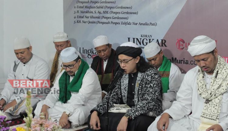 KHUSYUK: Mursyid Maulana Syeh Dicky Rizaldi Aziz Indrawan memimpin doa saat milad Irma Indrasari, istri Komisaris Utama Lingkar Media Group, Agus Sunarko pada Rabu, 14 Juli 2022. (Dok. Lingkar TV/Beritajateng.id)