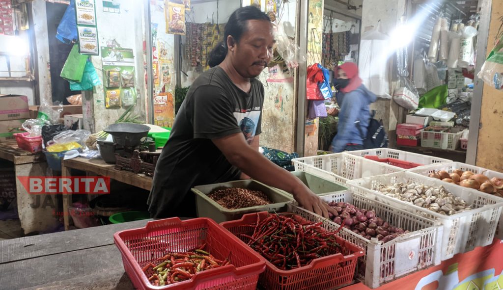 Salah satu pedagang sembako di Pasar Ratu Jepara. (Muslichul Basid/Koran Lingkar)