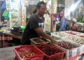 Jelang Idul Adha 2022, Harga Bawang Merah di Jepara Meroket 18 Salah satu pedagang sembako di Pasar Ratu Jepara. (Muslichul Basid/Koran Lingkar)