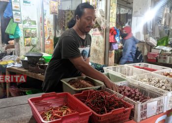 Salah satu pedagang sembako di Pasar Ratu Jepara. (Muslichul Basid/Koran Lingkar)