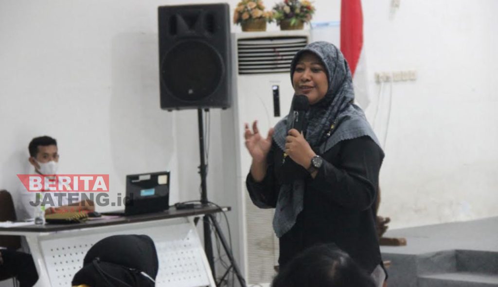 Ketua KPU Kendal, Hevy Indah Oktaria saat menjadi narasumber di sebuah acara. (Unggul Priambodo/Koran Lingkar)