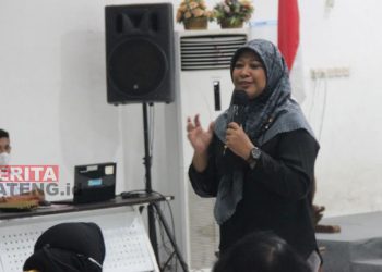 Ketua KPU Kendal, Hevy Indah Oktaria saat menjadi narasumber di sebuah acara. (Unggul Priambodo/Koran Lingkar)