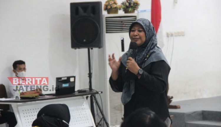 Ketua KPU Kendal, Hevy Indah Oktaria saat menjadi narasumber di sebuah acara. (Unggul Priambodo/Koran Lingkar)