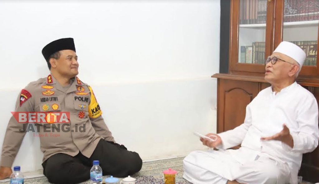 Kapolda Jawa Tengah (Jateng) Irjen Pol Ahmad Luthfi berkunjung ke kediaman Gus Mus di Pondok Pesantren Raudlatut Thalibin, Rabu (13/7). (R. Teguh Wibowo/Koran Lingkar)