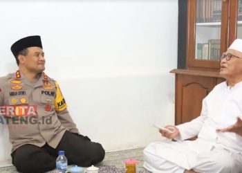 Kapolda Jawa Tengah (Jateng) Irjen Pol Ahmad Luthfi berkunjung ke kediaman Gus Mus di Pondok Pesantren Raudlatut Thalibin, Rabu (13/7). (R. Teguh Wibowo/Koran Lingkar)