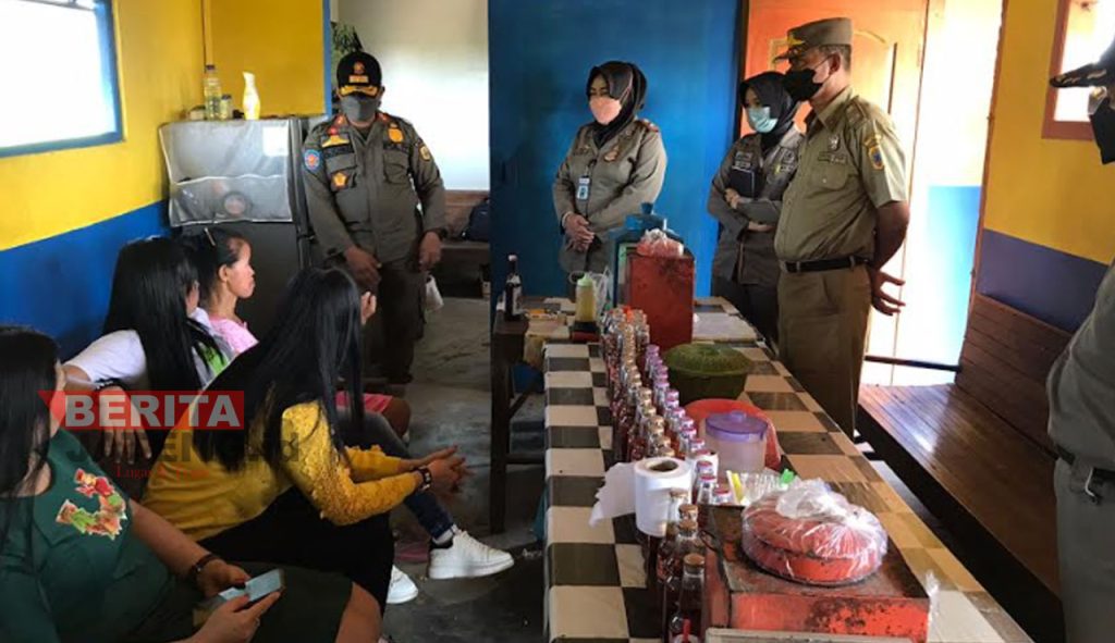 Satpol PP menindak karaoke berkedok warung di Desa Margotuhu, Kecamatan Margoyoso pada Selasa, 19 Juli 2022. (Istimewa)