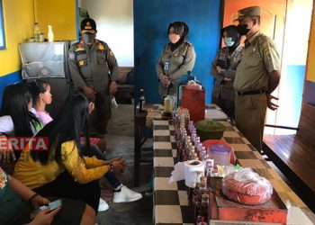 Satpol PP menindak karaoke berkedok warung di Desa Margotuhu, Kecamatan Margoyoso pada Selasa, 19 Juli 2022. (Istimewa)