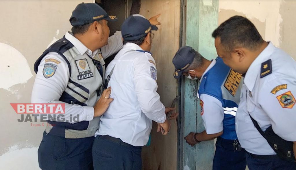 Petugas membongkar karaoke liar di kawasan Terminal Purwodadi, Kabupaten Grobogan pada Kamis, 21 Juli 2022. (Muhamad Ansori/Koran Lingkar)