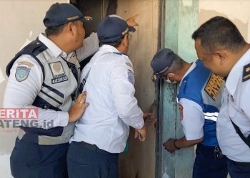 Petugas membongkar karaoke liar di kawasan Terminal Purwodadi, Kabupaten Grobogan pada Kamis, 21 Juli 2022. (Muhamad Ansori/Koran Lingkar)