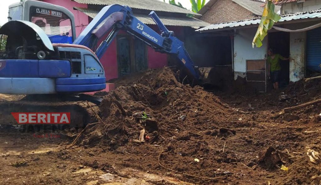 Rumah yang rusak akibat banjir di Desa Tunjungrejo, Kecamatan Margoyoso, Kabupaten Pati. (Aziz Afifi/Koran Lingkar)