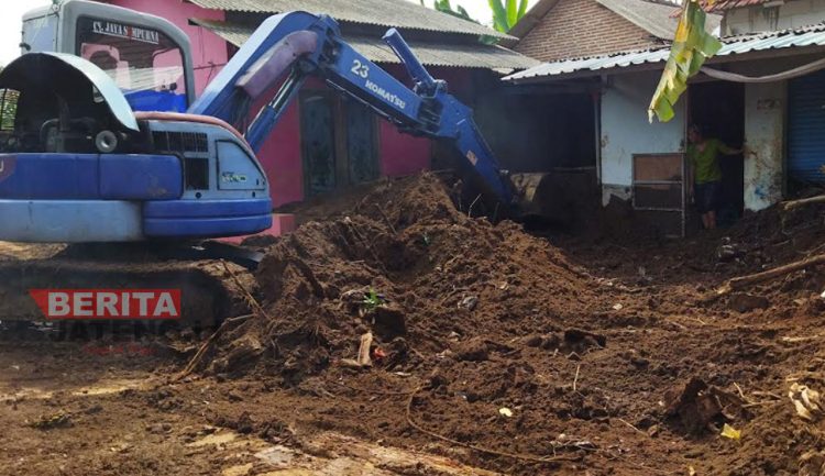 Rumah yang rusak akibat banjir di Desa Tunjungrejo, Kecamatan Margoyoso, Kabupaten Pati. (Aziz Afifi/Koran Lingkar)