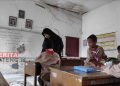 Kondisi SDN 2 Dresi Kulon Rembang Memprihatinkan, Yuk Simak Info Jelasnya 17 Guru SDN 2 Dresi Kulon, Kecamatan Kaliori, Kabupaten Rembang saat mengajar siswa di dalam ruang kelas yang rusak. (R. Teguh Wibowo/Koran Lingkar)