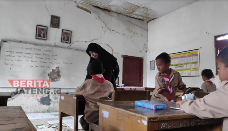 Guru SDN 2 Dresi Kulon, Kecamatan Kaliori, Kabupaten Rembang saat mengajar siswa di dalam ruang kelas yang rusak. (R. Teguh Wibowo/Koran Lingkar)