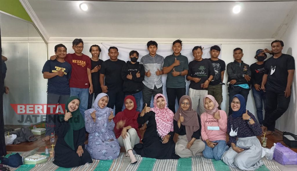 SELALU SOLID: Tim Redaksi Koran Lingkar foto bersama usai rapat koordinasi dan konsolidasi di Kantor Biro Kudus, Jumat (8/7). (Dok. Koran Lingkar)