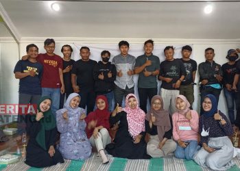 SELALU SOLID: Tim Redaksi Koran Lingkar foto bersama usai rapat koordinasi dan konsolidasi di Kantor Biro Kudus, Jumat (8/7). (Dok. Koran Lingkar)