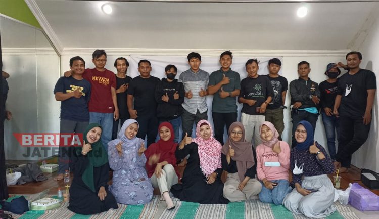 SELALU SOLID: Tim Redaksi Koran Lingkar foto bersama usai rapat koordinasi dan konsolidasi di Kantor Biro Kudus, Jumat (8/7). (Dok. Koran Lingkar)