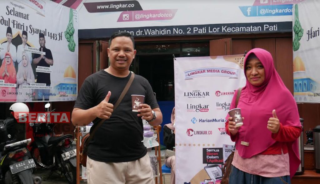 Komisaris Utama Lingkar Media Group, Agus Sunarko bersama sang istri menikmati secangkir kopi khas Pati di stan Lingkar Media Group saat Car Free Day, Minggu (03/07). (Aziz Afifi/Koran Lingkar)