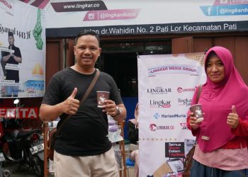 Komisaris Utama Lingkar Media Group, Agus Sunarko bersama sang istri menikmati secangkir kopi khas Pati di stan Lingkar Media Group saat Car Free Day, Minggu (03/07). (Aziz Afifi/Koran Lingkar)