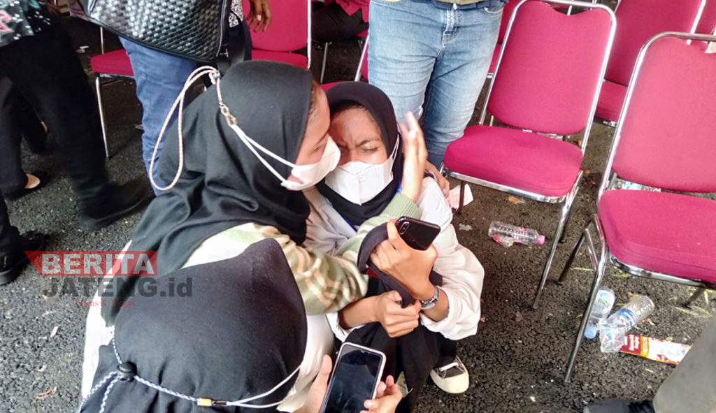 Wartawan lain mencoba menenangkan Zaskia, korban pencopetan saat meliput Presiden Jokowi di Pasar Peterongan, Kota Semarang. (Adimungkas/Koran Lingkar)