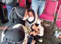 Liput Kedatangan Presiden Jokowi di Semarang, Mahasiswa UIN Pekalongan Kecopetan 19 Wartawan lain mencoba menenangkan Zaskia, korban pencopetan saat meliput Presiden Jokowi di Pasar Peterongan, Kota Semarang. (Adimungkas/Koran Lingkar)