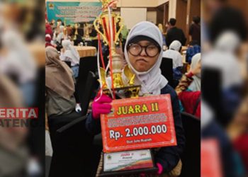 Veronica Intan Pramesti, salah satu siswa SLB Blora sedang membawa piala juara menyanyi dalam Festival Lomba Seni Siswa Nasional tahun 2022 tingkat Provinsi Jawa Tengah. (Lilik Yuliantoro/Koran Lingkar)