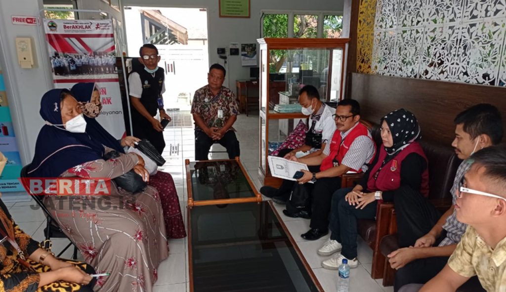 Kasie TSPO Dinsos Semarang, Bambang Sumedi dan Koordinator TPD, Dwi Supratiwi berkoordinasi dengan pihak keluarga untuk membawa ODGJ asal Pati pulang ke rumahnya. (Adimungkas/Koran Lingkar)