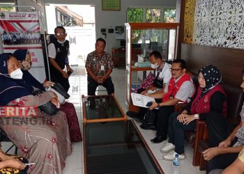 Kasie TSPO Dinsos Semarang, Bambang Sumedi dan Koordinator TPD, Dwi Supratiwi berkoordinasi dengan pihak keluarga untuk membawa ODGJ asal Pati pulang ke rumahnya. (Adimungkas/Koran Lingkar)
