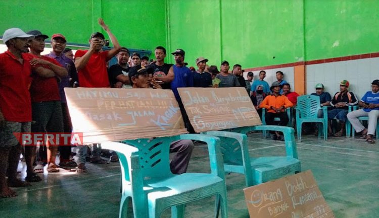 PT Semen Grobogan Dituntut Warga, Jalan Rusak Jadi Prioritas Tuntutan 1 Warga Mangunsari, Kecamatan Tegowanu, Kabupaten Grobogan menggelar aksi di Balai Desa Mangunsari dengan membawa poster berisi tuntutan pada Senin, 18 Juli 2022. (Muhamad Ansori/Koran Lingkar)