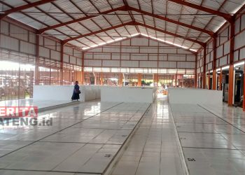 Sudah beberapa bulan, Blok D Pasar Rakyat Sido Makmur Kabupaten Blora nampak kosong belum ditempati. (Lilik Yuliantoro/Koran Lingkar)