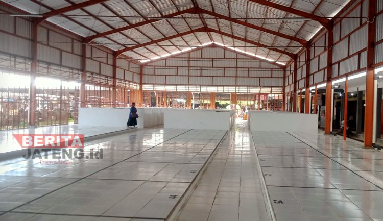 Sudah beberapa bulan, Blok D Pasar Rakyat Sido Makmur Kabupaten Blora nampak kosong belum ditempati. (Lilik Yuliantoro/Koran Lingkar)