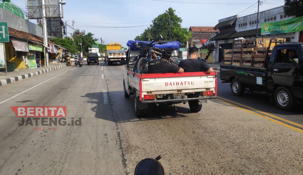 Potret ruas Jalan Pantura di Kecamatan Lasem, Kabupaten Rembang yang bakal menjadi Jalan Lingkar Rembang-Lasem. (R. Teguh Wibowo/Koran Lingkar)