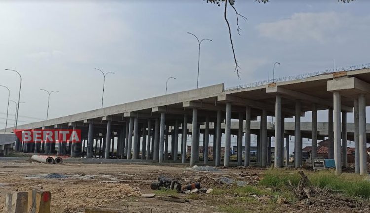 Proyek pembangunan Jalan Tol Semarang-Demak di Kabupaten Demak. (Tammalia Amini/Koran Lingkar)