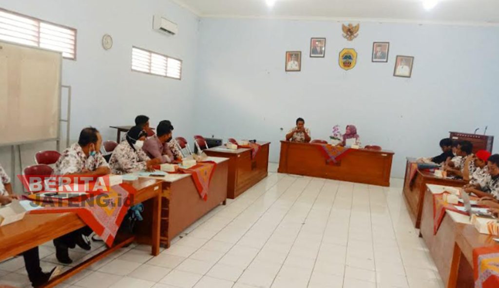 RAPAT: Suasana rapat yang dilaksanakan oleh pihak Dispermades Pati beserta beberapa operator desa yang hadir di aula Dispermades Pati. (Aziz Afifi/Koran Lingkar)