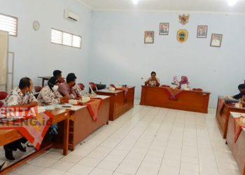 RAPAT: Suasana rapat yang dilaksanakan oleh pihak Dispermades Pati beserta beberapa operator desa yang hadir di aula Dispermades Pati. (Aziz Afifi/Koran Lingkar)