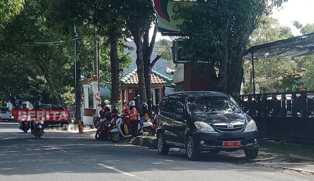 Ilustrasi kendaraan plat merah sedang parkir di Jalan Raden Ajeng Kartini, Kaborongan, Pati Lor, Kecamatan Pati, Kabupaten Pati. (Ika Tamara Dewi/Koran Lingkar)