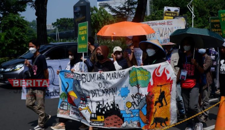 Sejumlah anak muda datang ke Jakarta deklarasikan sikap mengenai krisis iklim dan lingkungan. (Adimungkas/Koran Lingkar)