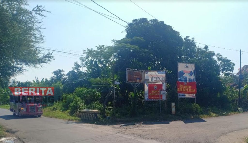 Sejumlah papan reklame di Desa Tanjungmojo, Kecamatan Kangkung, Kabupaten Kendal belum membayar pajak. (Unggul Priambodo/Koran Lingkar)