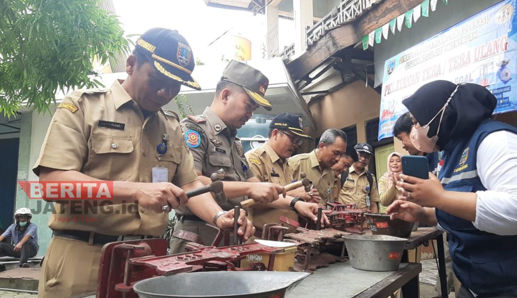 Pelaksanaan tera ulang di Pasar Rembang untuk memastikan timbangan yang digunakan oleh pedagang telah sesuai dengan ukurannya. (R. Teguh Wibowo/Koran Lingkar)