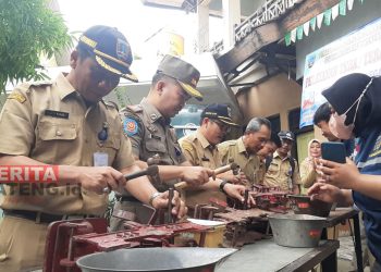 Pelaksanaan tera ulang di Pasar Rembang untuk memastikan timbangan yang digunakan oleh pedagang telah sesuai dengan ukurannya. (R. Teguh Wibowo/Koran Lingkar)