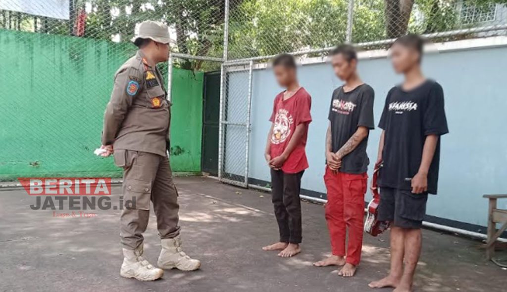 Petugas dari Satpol PP Pati memberikan pembinaan kepada tiga anak punk yang diamankan, baru-baru ini. (Aziz Afifi/Koran Lingkar)