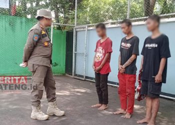 Petugas dari Satpol PP Pati memberikan pembinaan kepada tiga anak punk yang diamankan, baru-baru ini. (Aziz Afifi/Koran Lingkar)