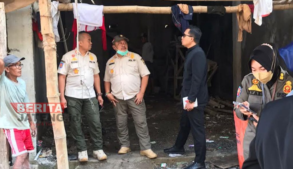 Satpol PP dengan OPD terkait saat meninjau gedung di sekitar area Pasar Puri. (Istimewa)