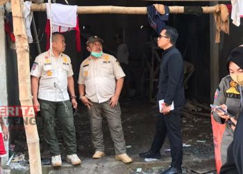Satpol PP dengan OPD terkait saat meninjau gedung di sekitar area Pasar Puri. (Istimewa)
